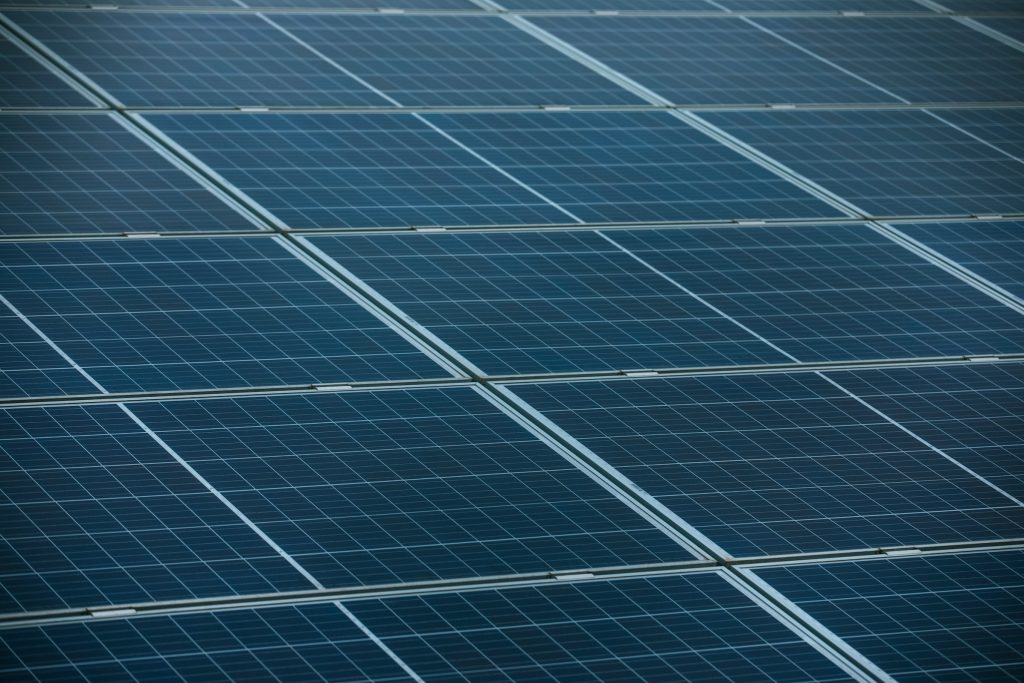 A close-up view of Jinko Tiger Neo 440W solar panels arranged in rows, efficiently capturing sunlight.